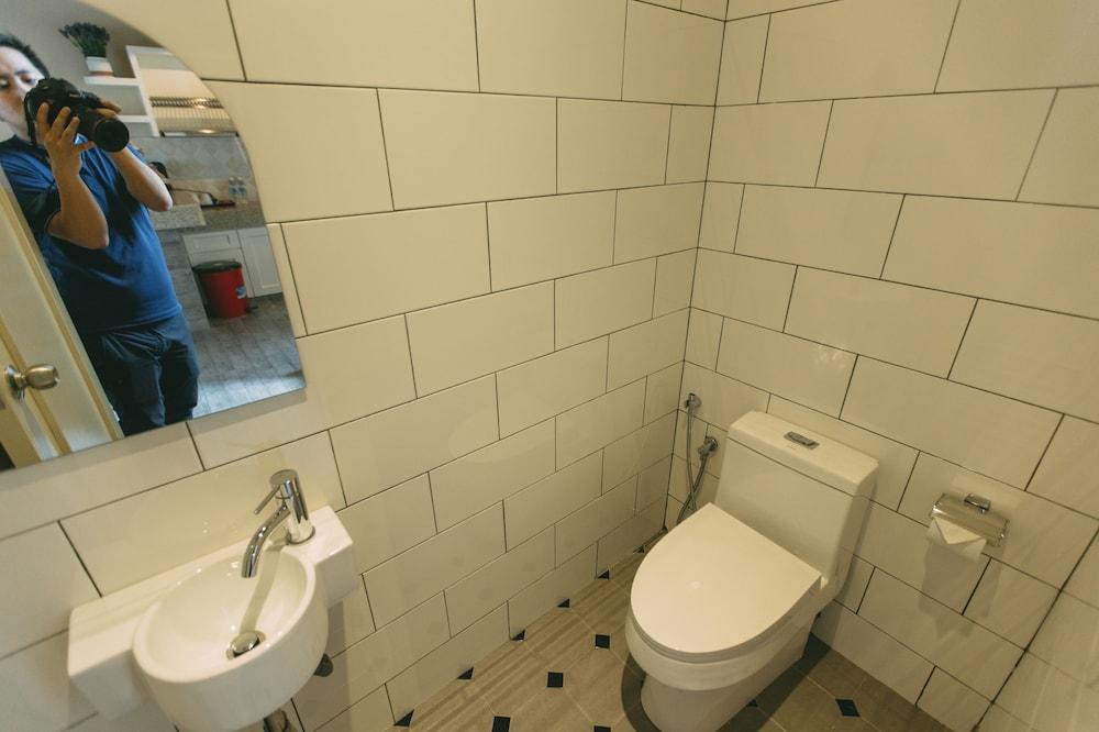 Tasik Villa International Resort Port Dickson Exterior photo Bathroom with a bidet