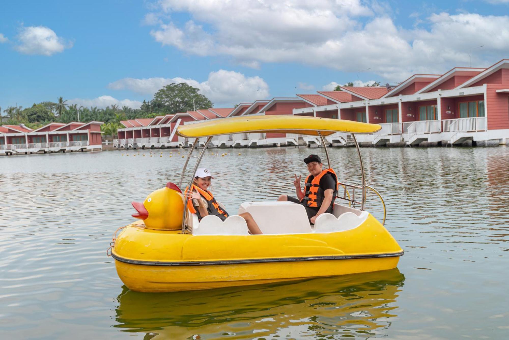 Tasik Villa International Resort Port Dickson Exterior photo A pedal boat in Vietnam