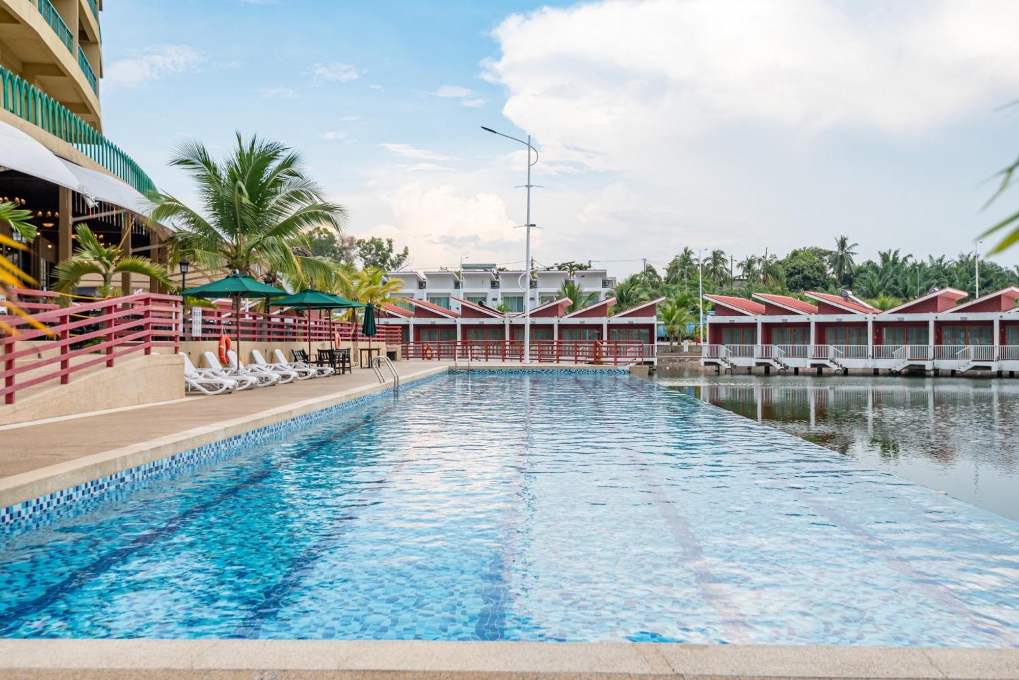 Tasik Villa International Resort Port Dickson Exterior photo The pool at the resort