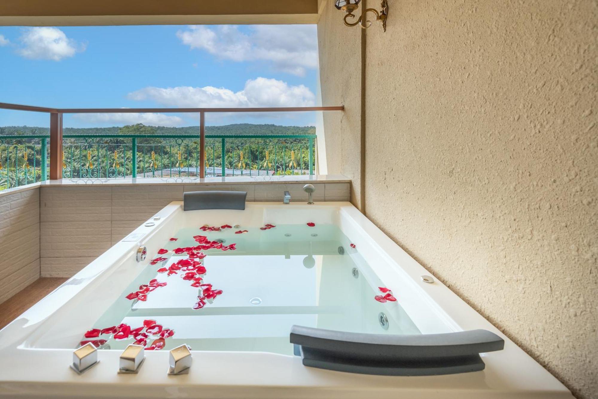 Tasik Villa International Resort Port Dickson Exterior photo A whirlpool bath