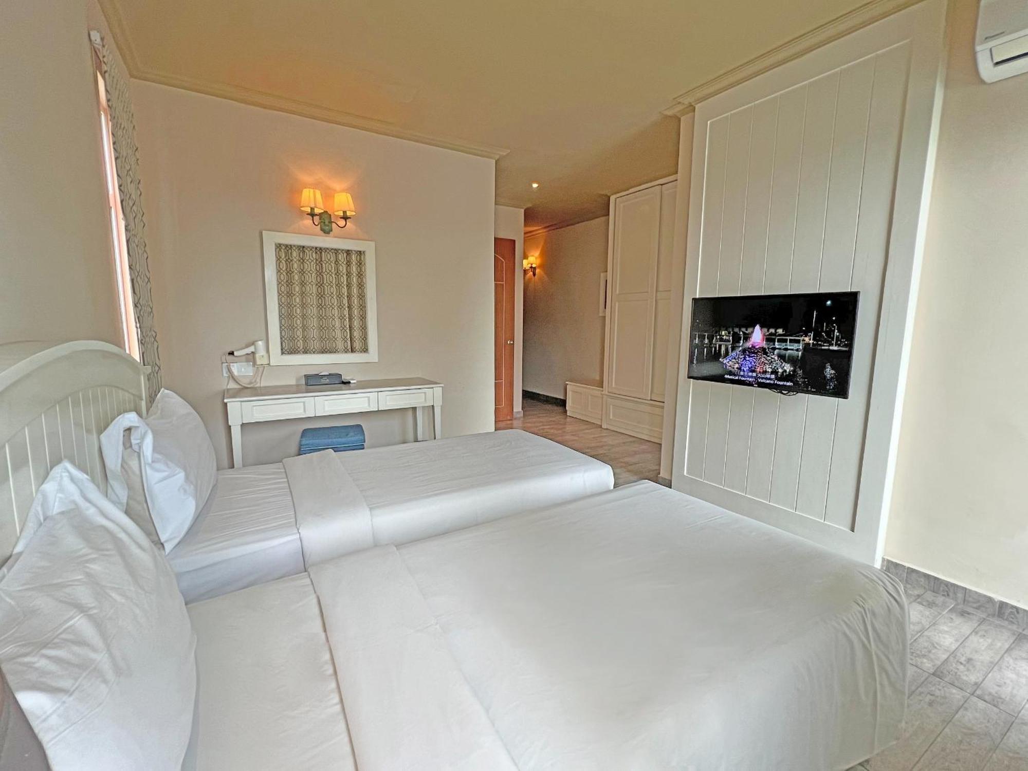 Tasik Villa International Resort Port Dickson Exterior photo A room at the hotel