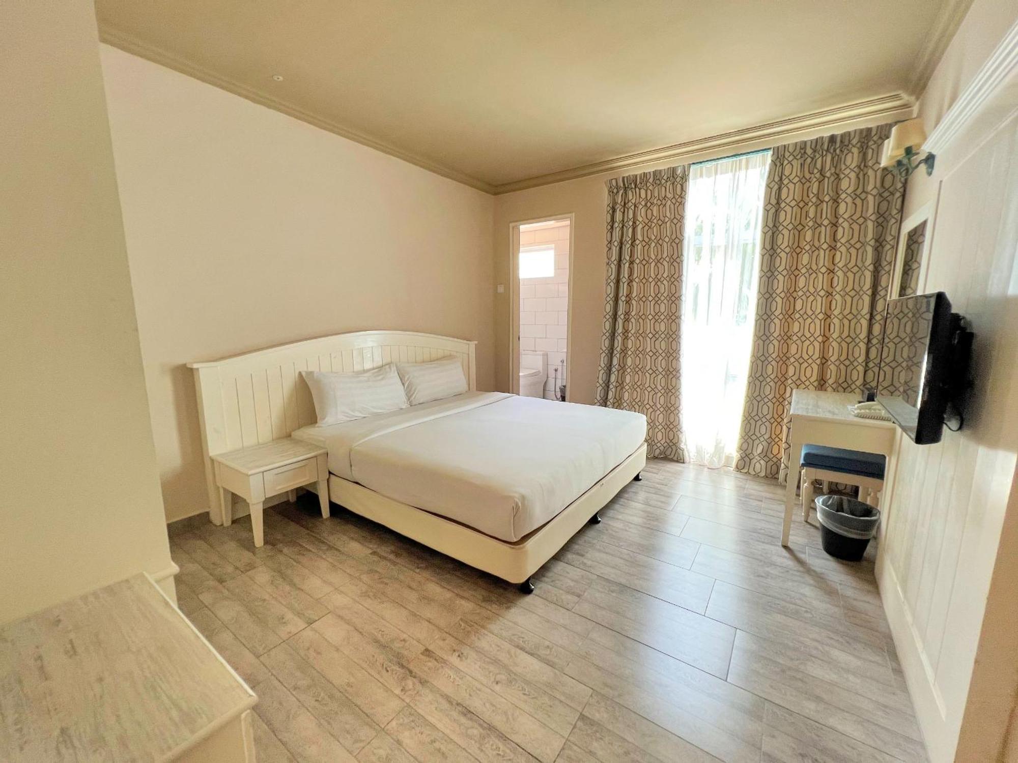 Tasik Villa International Resort Port Dickson Exterior photo A bedroom at the hotel